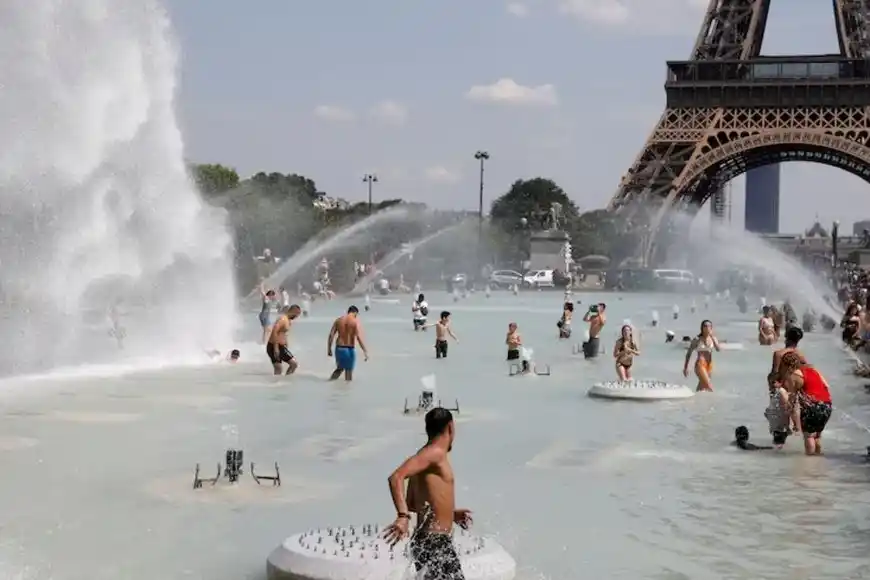 La gente que busca refrescarse