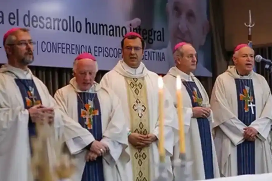 "La democracia pasó a ser una herramienta condicionada por poderes minoritarios o corporativos", advirtió la Iglesia