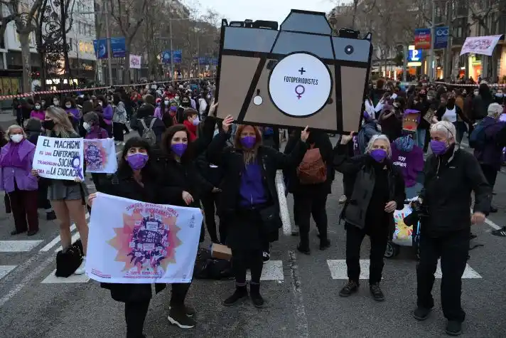 España protesta reivindicando a la mujer