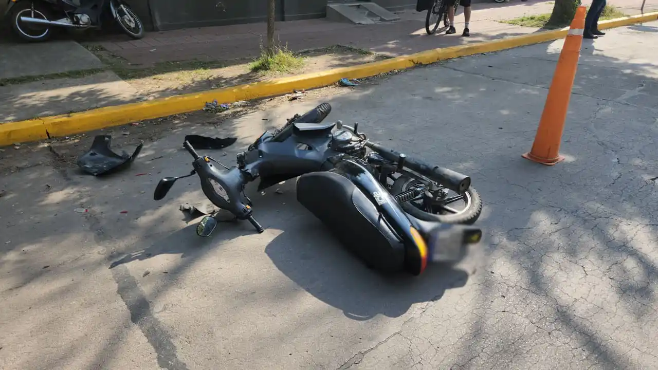 ¿No lo vieron? Chocaron “de lleno” contra un auto estacionado frente a la Comisaría 2ª - 3