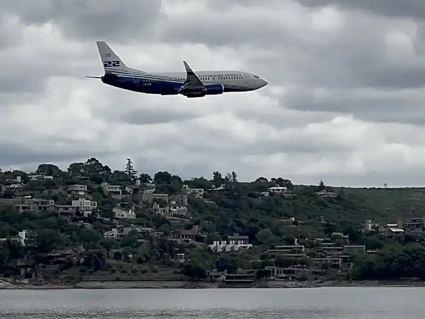 Vecinos de Villa Carlos Paz difundieron imagenes de la nave de gran porte a paso rasante.