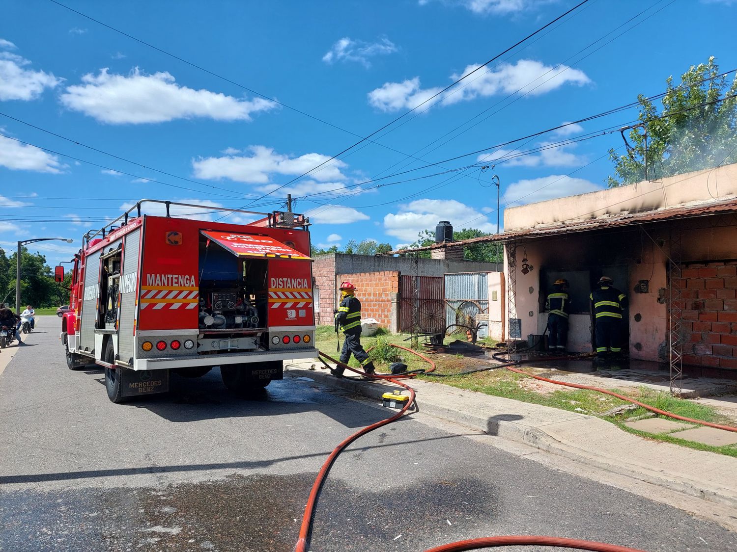 Incendio de importantes dimensiones en una casa en el barrio América