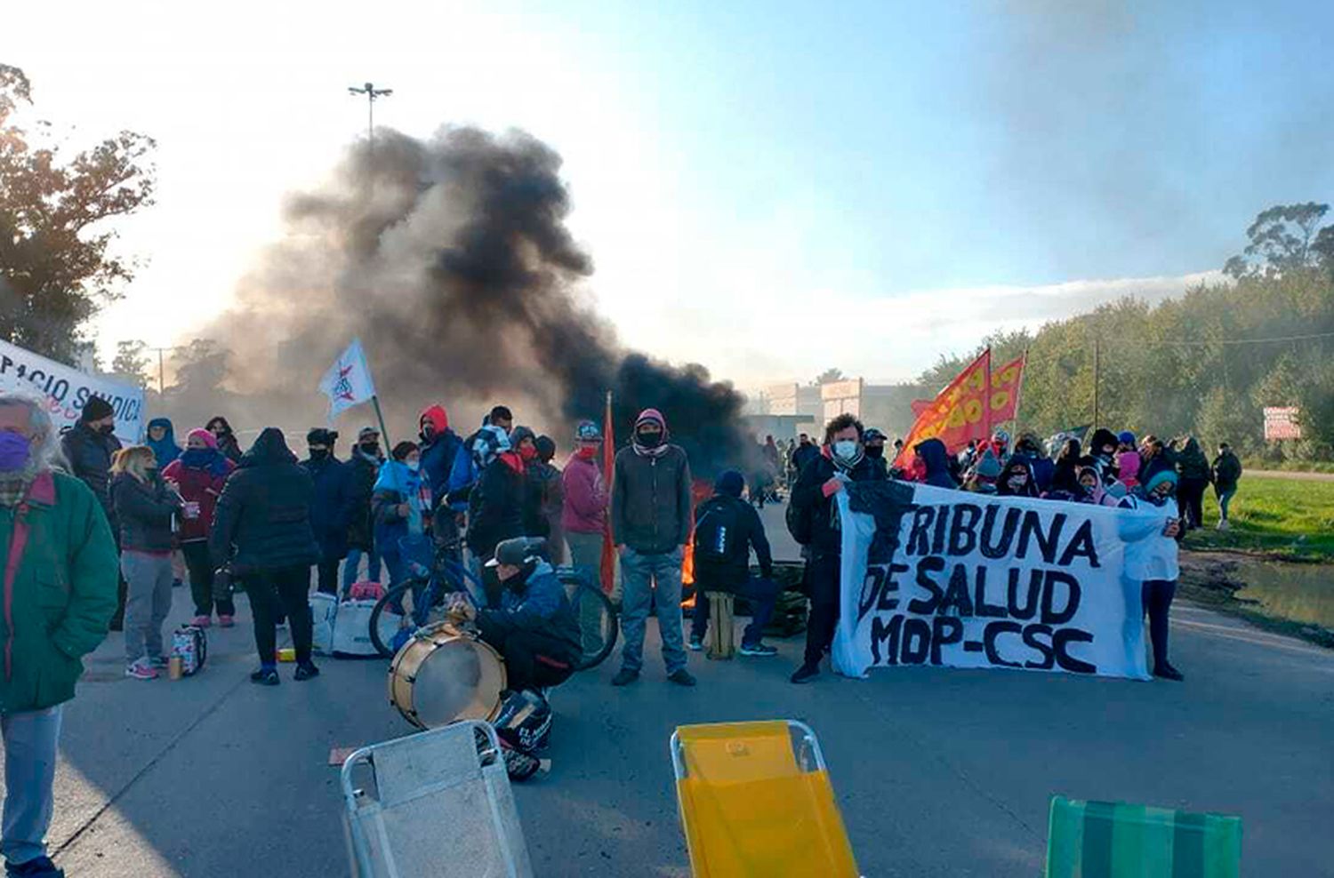 Trabajadores del HIGA cortan la ruta 88 en reclamo de mejoras salariales