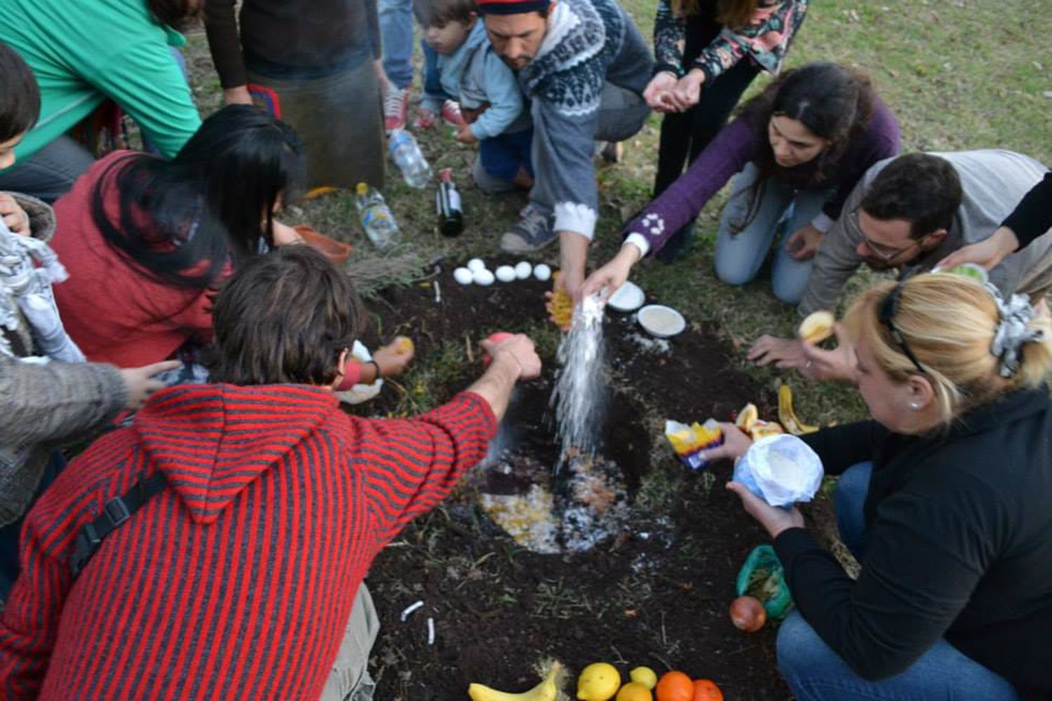 Para celebrar el Día de la Pachamama se cava un pozo en la tierra y se coloca en el mismo distintas ofrendas.