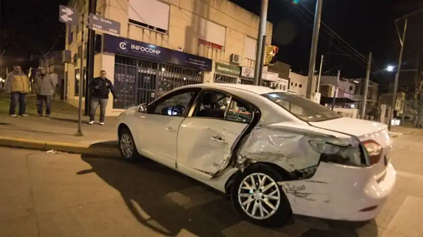 Camioneta de Gendarmería chocó a un auto: siete heridos