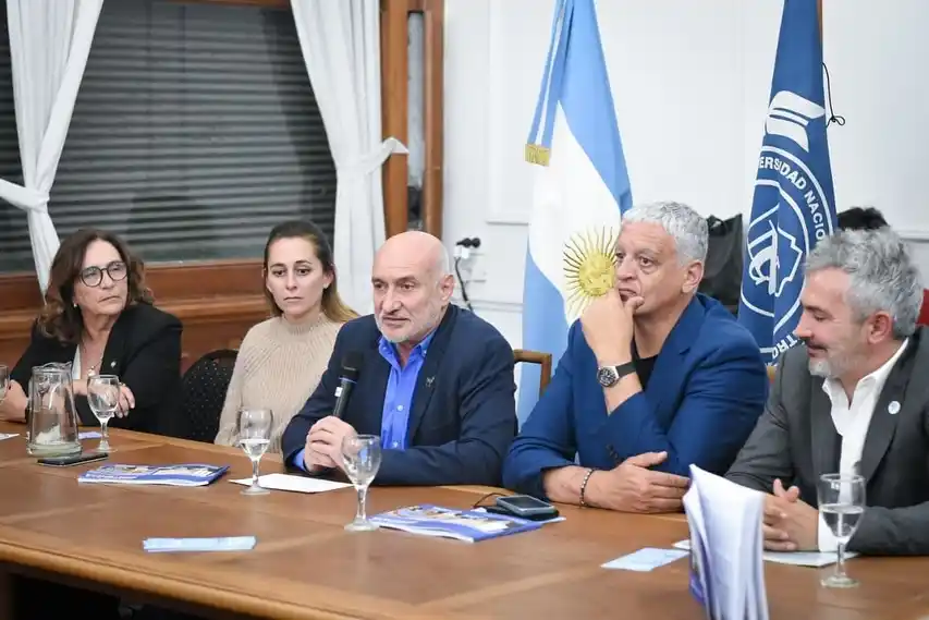 El acto contó con la presencia de diversas autoridades académicas y gubernamentales.