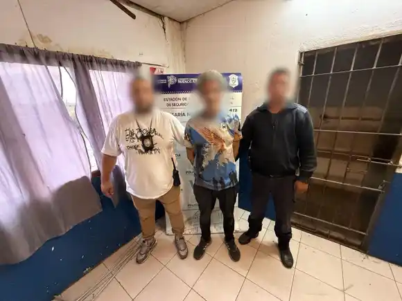 Se escondía en un colegio abandonado con dos autos robados