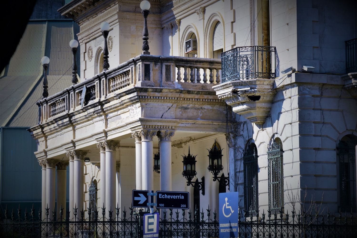 El municipio congela salarios y reduce cargos para preservar los servicios esenciales.