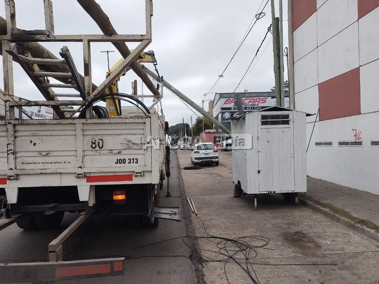 Un camión provocó un desastre en la Urquiza, a una cuadra del hospital