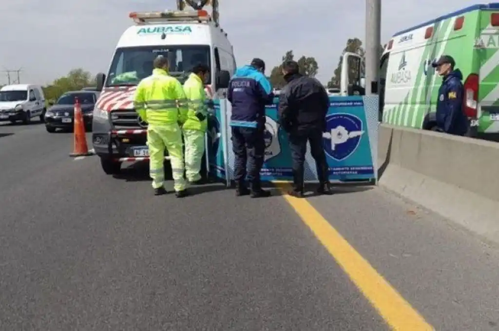 Accidente fatal en Autopista 25 de Mayo: murió una pareja tras ser atropellada por una combi