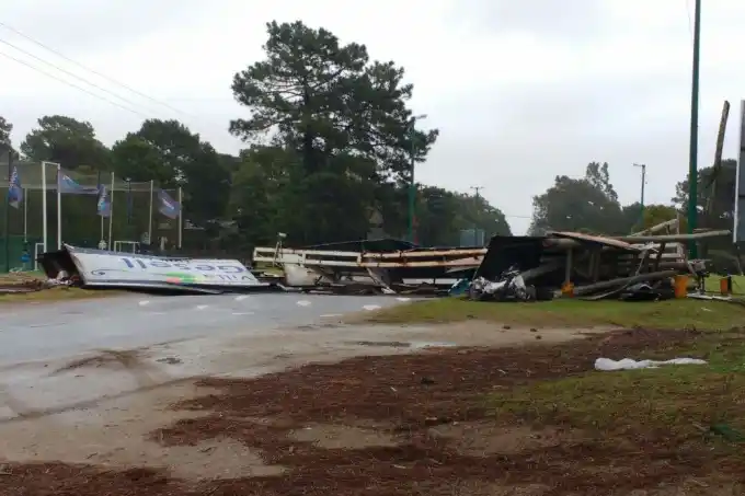 Temporal: Se derrumbó el arco de "Bienvenida" a Villa Gesell