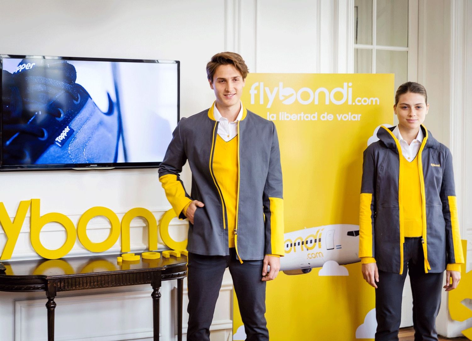 Flybondi presentó sus uniformes y su cartilla de seguridad
