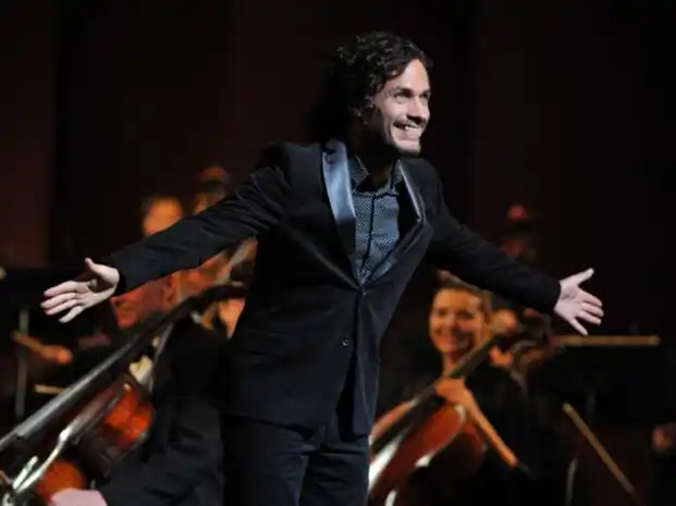 Gael García Bernal vuelve a la TV como un director muy excéntrico