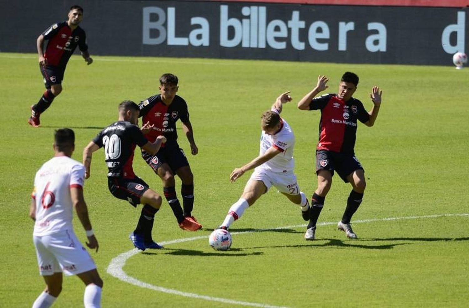 Newells dejó escapar la victoria, empató ante Huracán y llegó a 10 partidos sin ganar