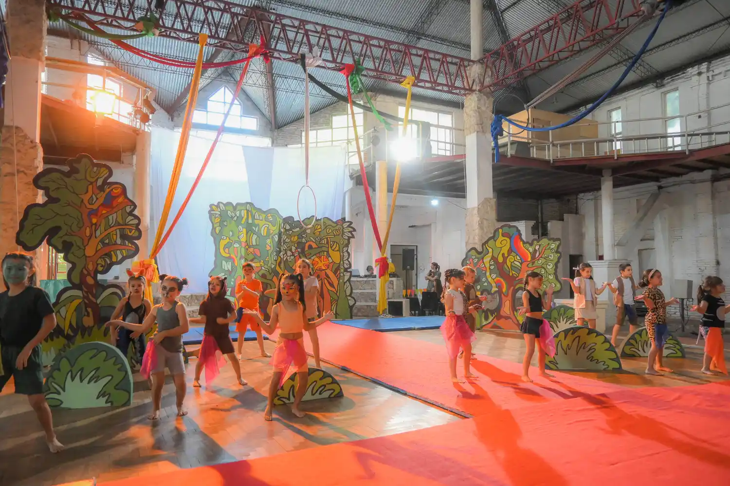 Las infancias brillaron en la muestra anual de la Escuela Municipal de Circo Larrisa