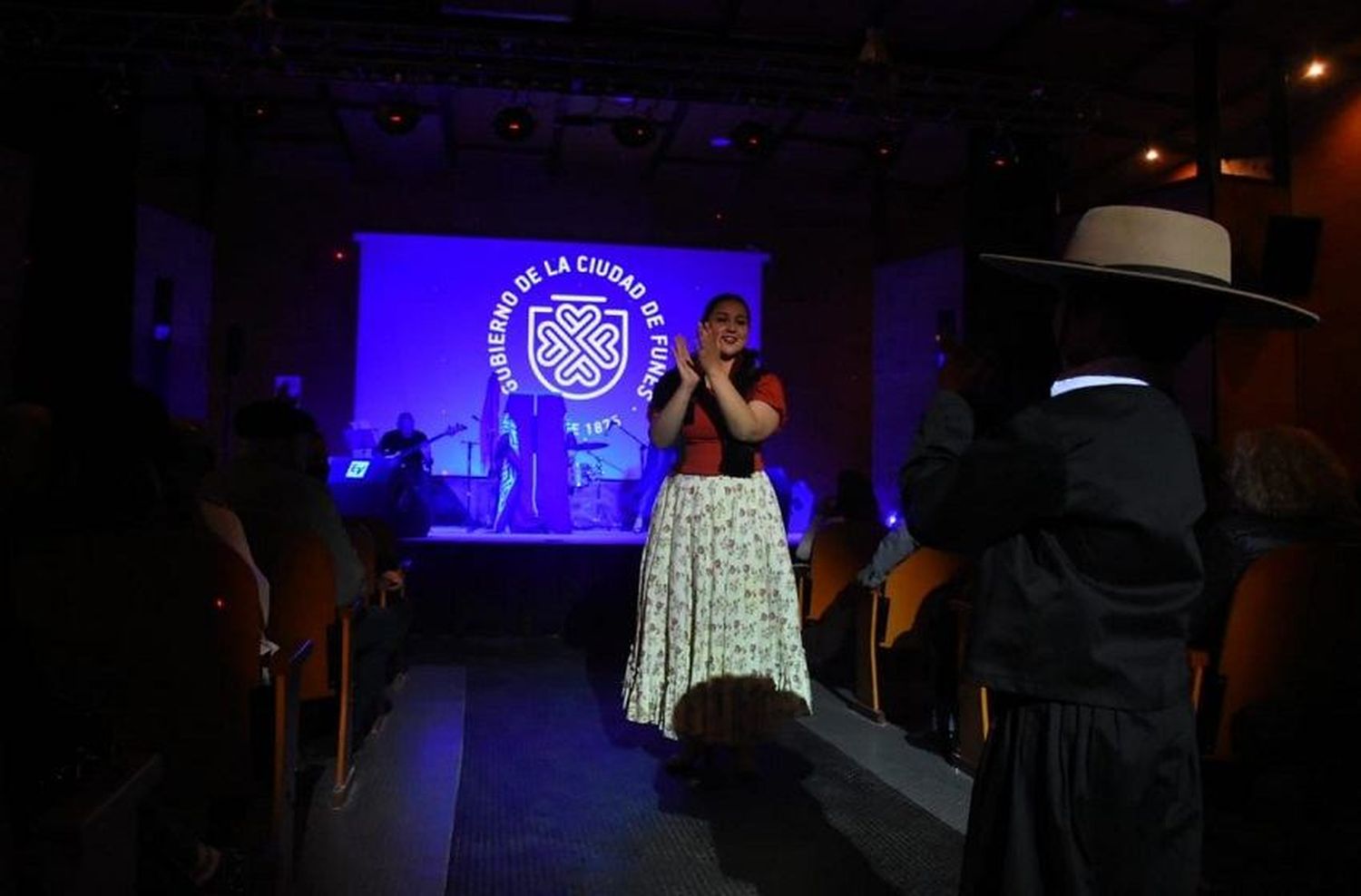 Funes inauguró su auditorio municipal con un homenaje a Mercedes Sosa