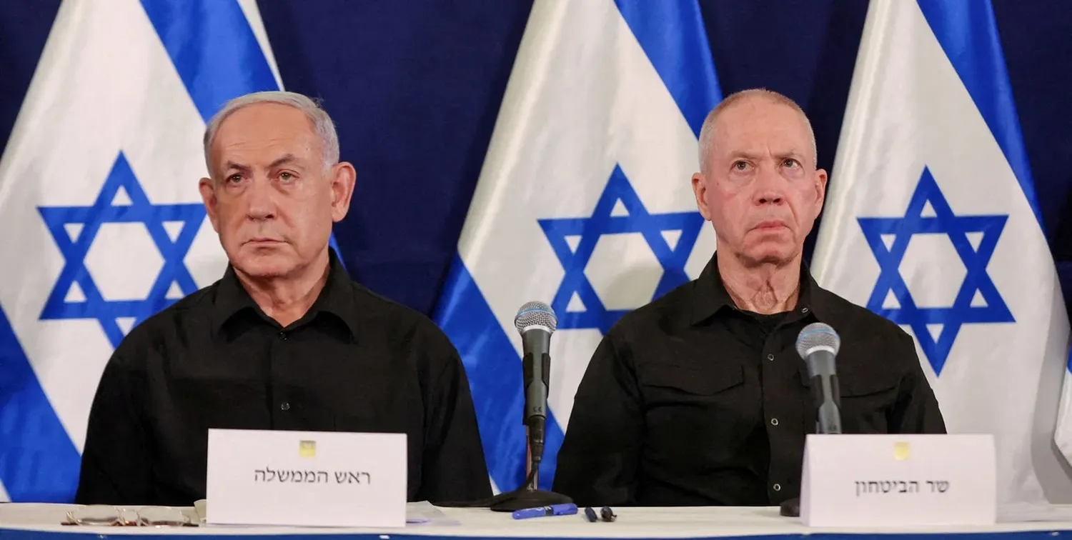 El primer ministro israelí, Benjamin Netanyahu, y el hasta hoy ministro de Defensa, Yoav Gallant, durante una conferencia de prensa. Foto: Archivo / REUTERS.