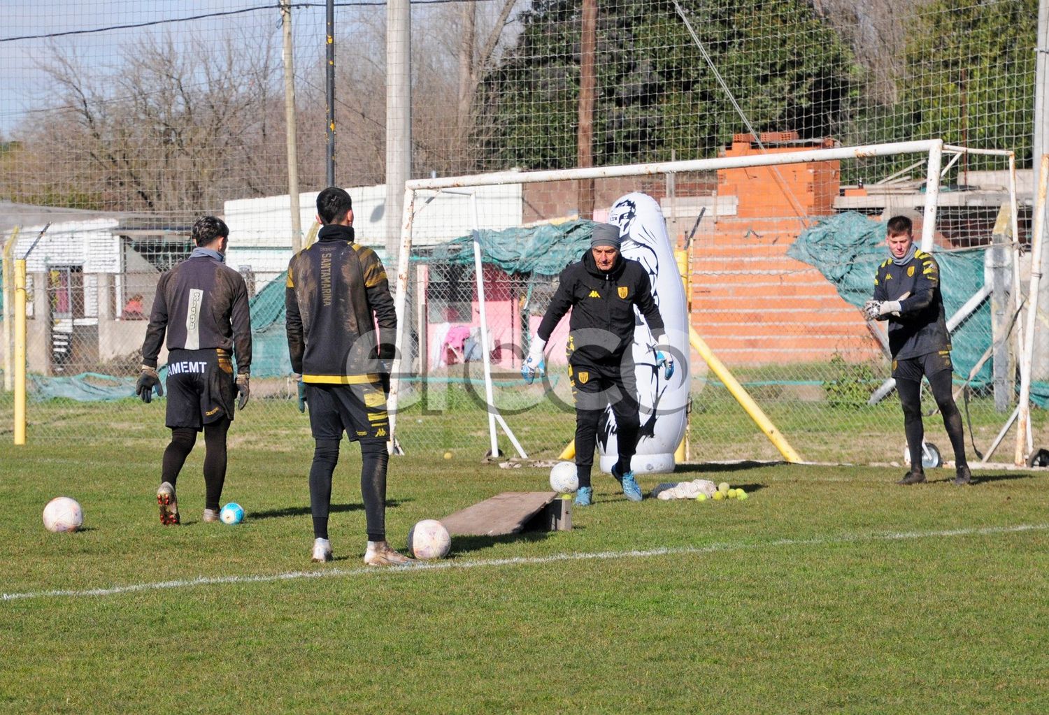 Leguizamón, entrenador de arqueros, trabajando con los goleros de Santamarina.