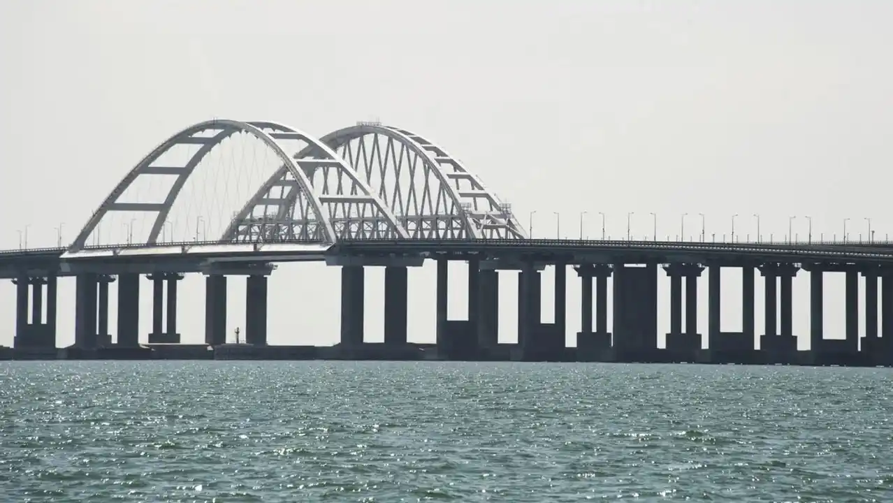 Ucrania informó que dañó gravemente el puente de Crimea
