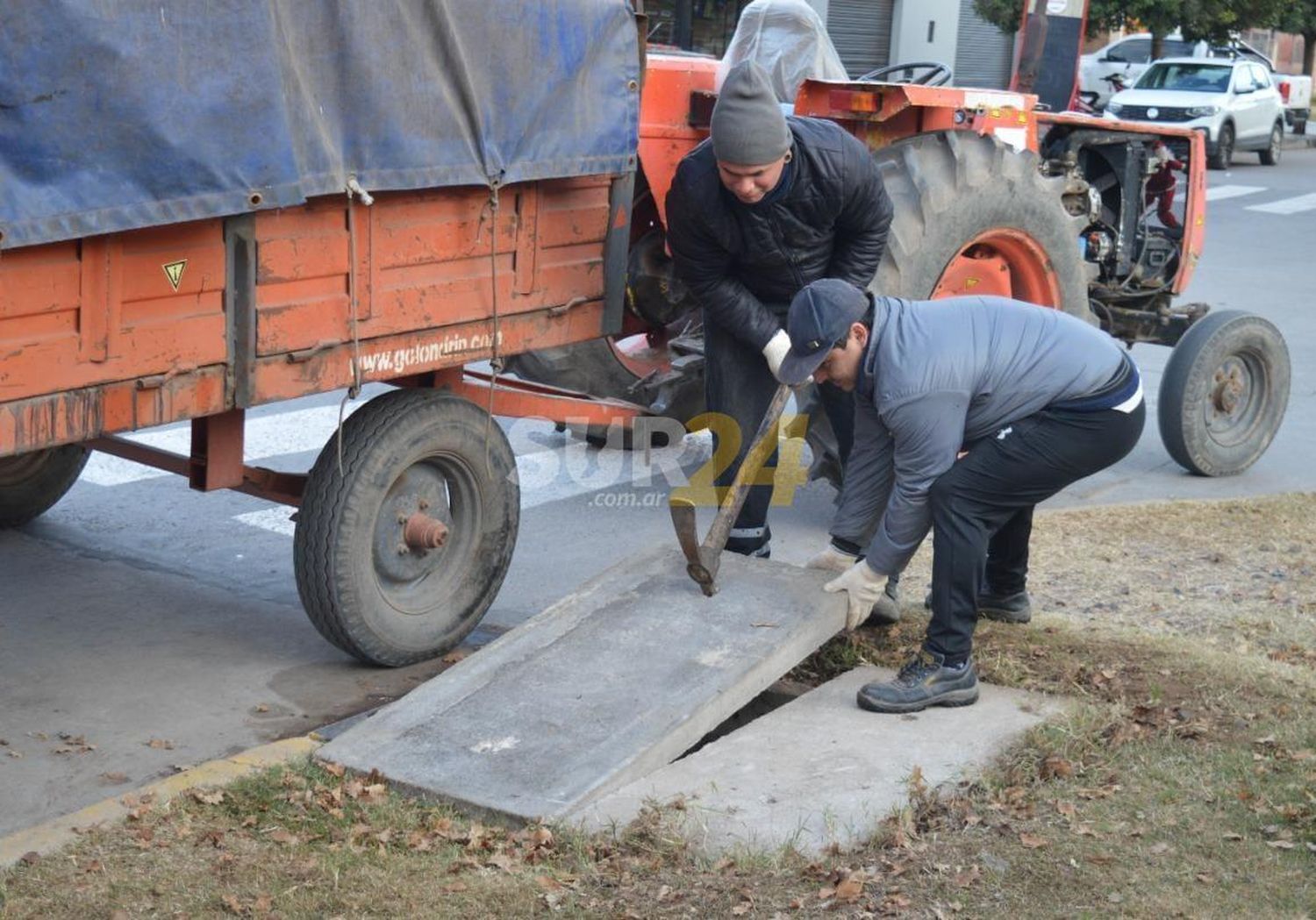 Cuadrillas municipales continúan mejorando los servicios en los barrios 