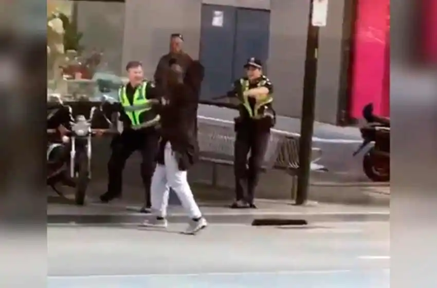 Video: una persona intenta acuchillar a tres policías y le disparan