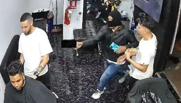 SICARIO LE ARREBATA la vida a un venezolano en Perú: estaba sentado cortándose el cabello cuando lo atacaron