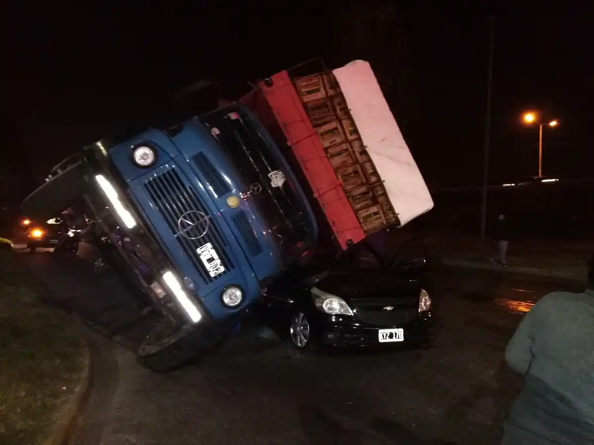 Un camión aplastó a un auto donde viajaba una mujer con su hijo