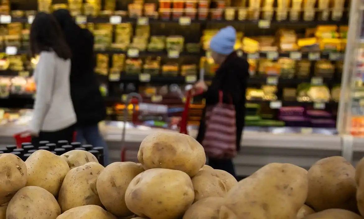 Consumo: las ventas en los supermercados subieron 6,1% interanual pero bajaron 1,2% mensual en mayo