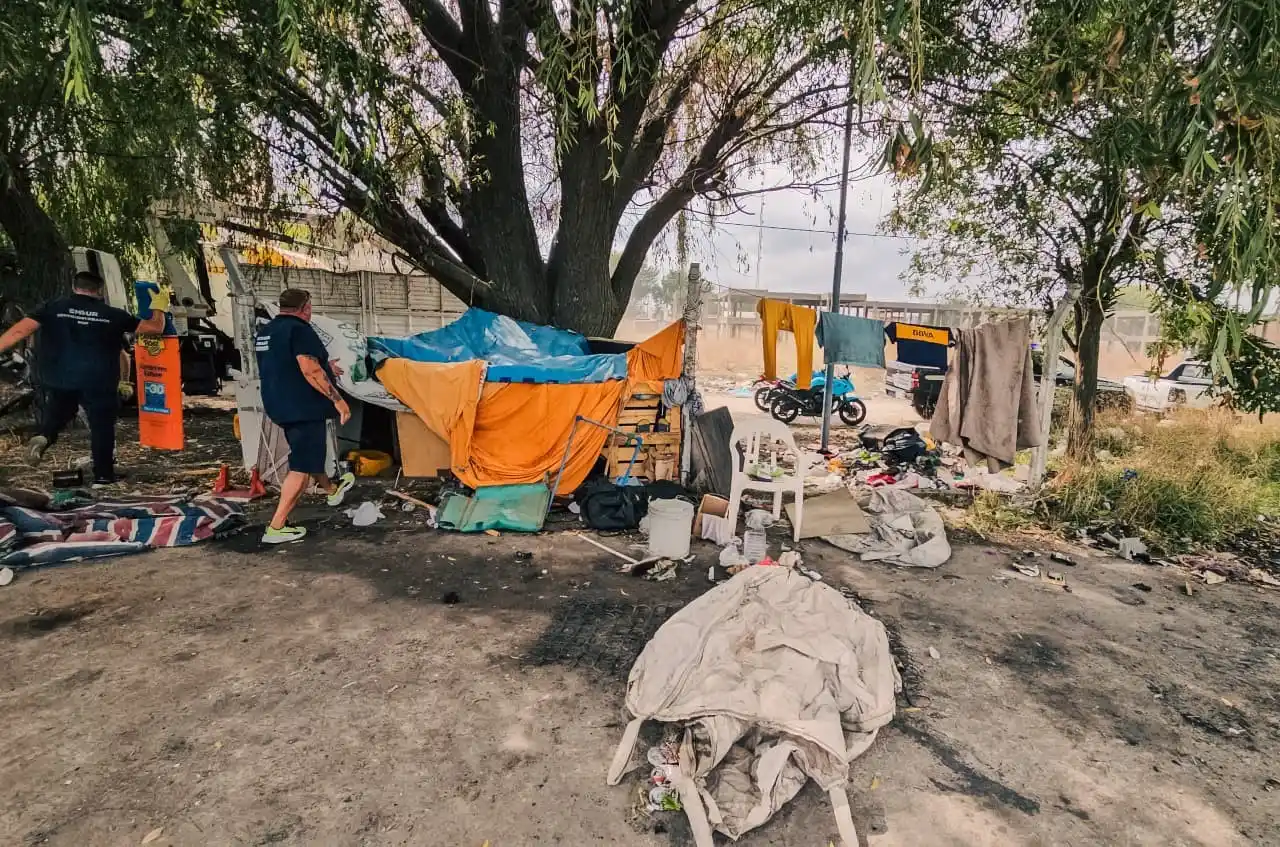 Como resultado del procedimiento, se desalojó a dos hombres y una mujer que ocupaban el espacio común.