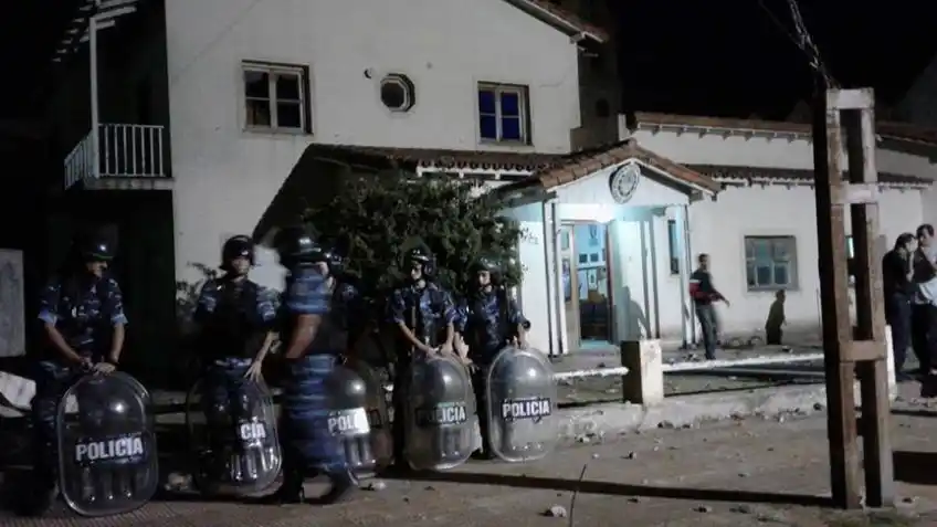 Pueblada en Benito Juárez: El intendente pidió esperar que la Justicia investigue y repudió la violencia