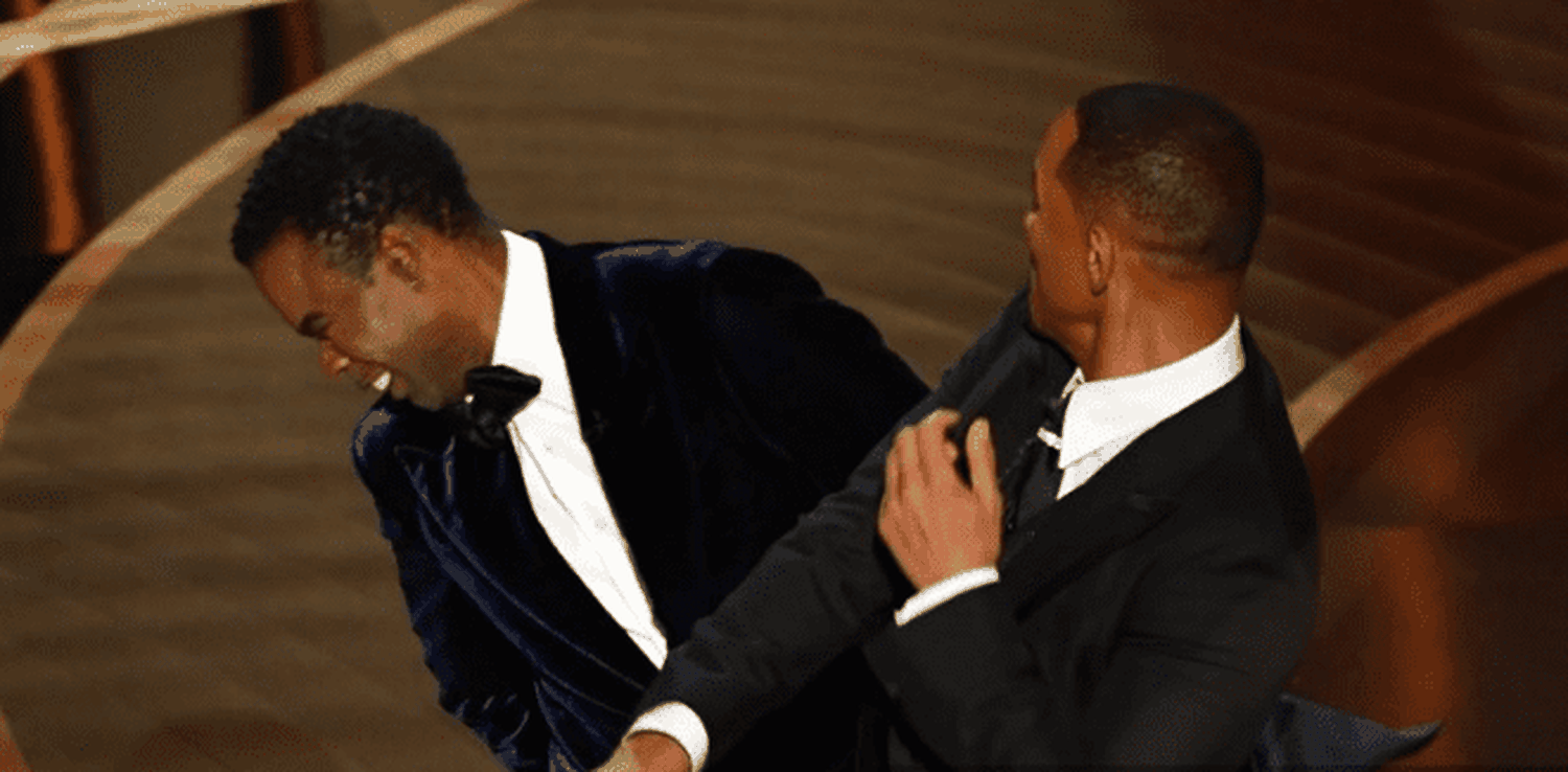 Chris Rock recibió la cachetada luego de hacer un chiste sobre la esposa de Smith. Foto AFP