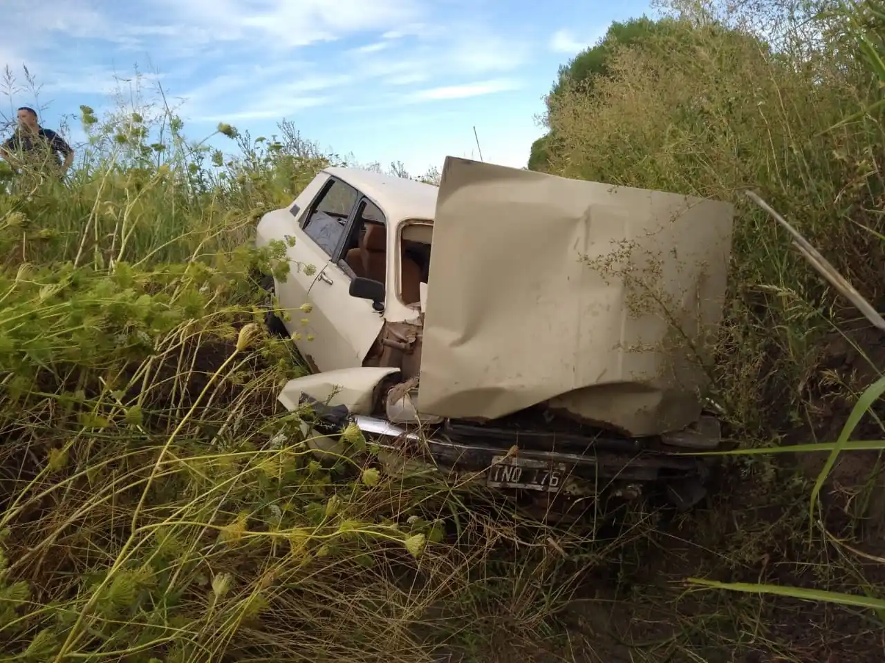 Despistó y terminó sobre la banquina en un camino de ripio