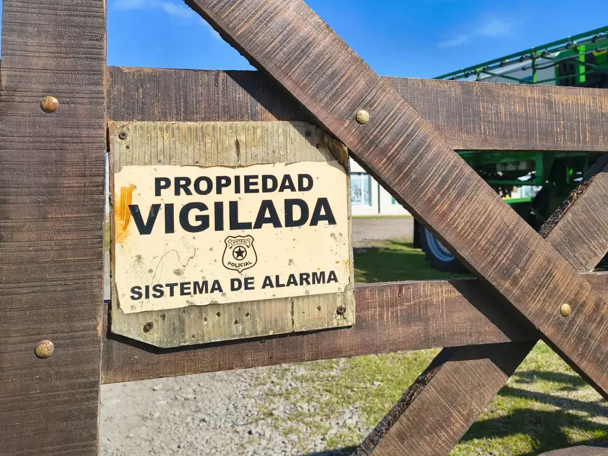 Nada los detuvo. A pesar del monitoreo los delincuentes tomaron las oficinas de la concesionaria de Mario Astiz en la ruta 228