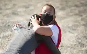 EL ABRAZO DE LUNA a un senegalés, la foto que conmueve al mundo