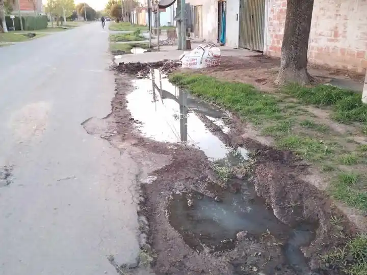 Cloacas tapadas en el barrio Arco Iris