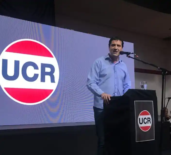 Maxi Abad apenas publicó el comunicado de la UCR nacional pero no lanzó definiciones.