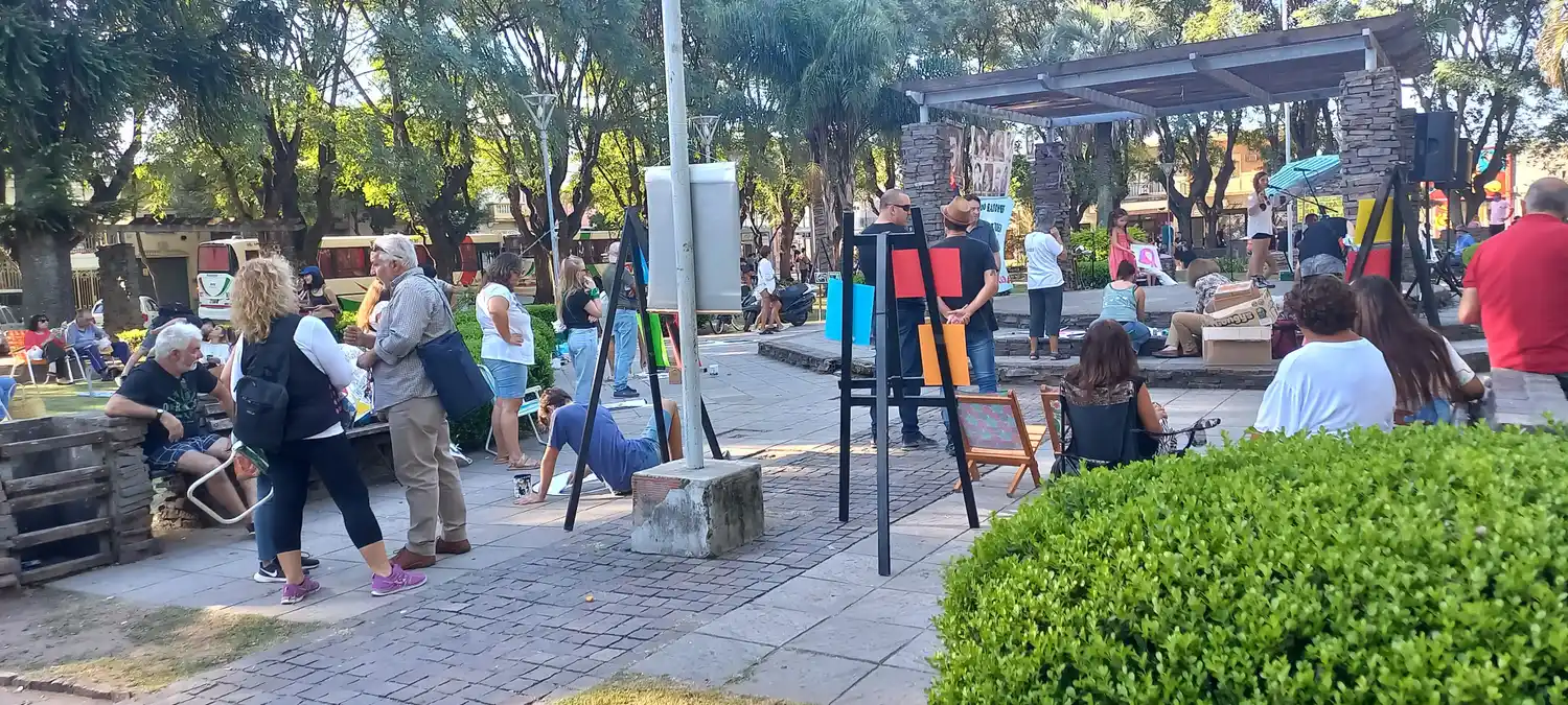 Hay feria de la economía popular, música en vivo y marcha desde la plaza Belgrano por el Día de la Memoria.