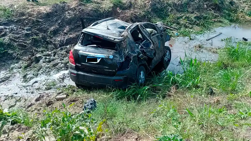 Hospitalizan a conductor que chocó una columna y cayó en zanjón en la ex Ruta 4