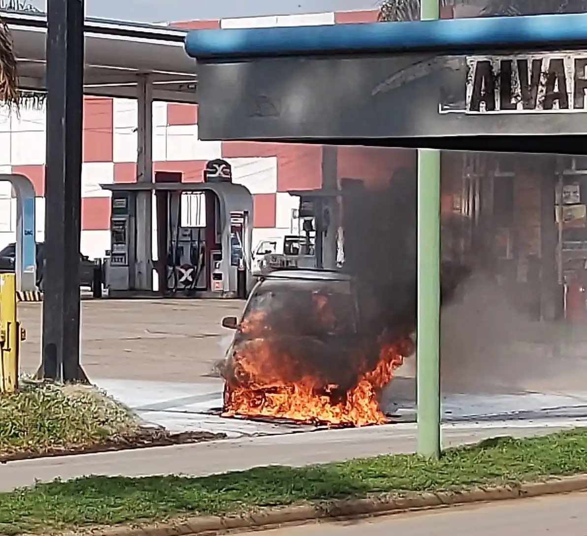 Se incendió un auto en la esquina de Urquiza y Bulevar Daneri