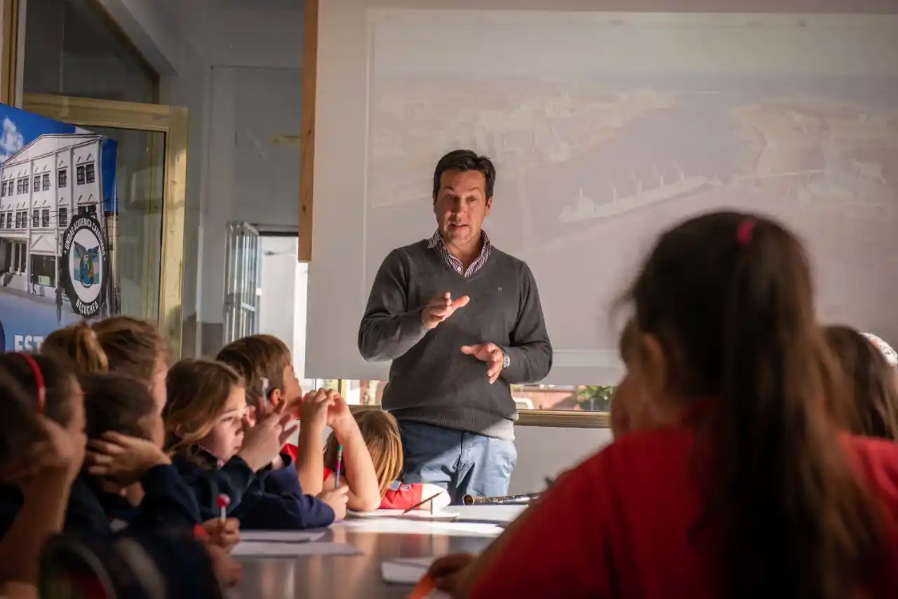 Alumnos aprenden la historia del puerto
