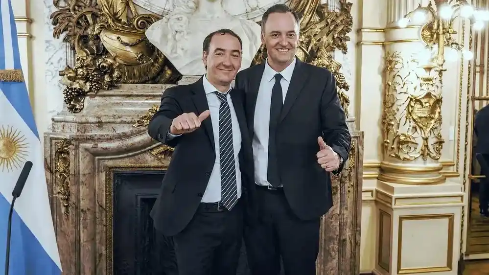El diputado Francisco Adorni y su hermano Manuel, Jefe de Gabinete.