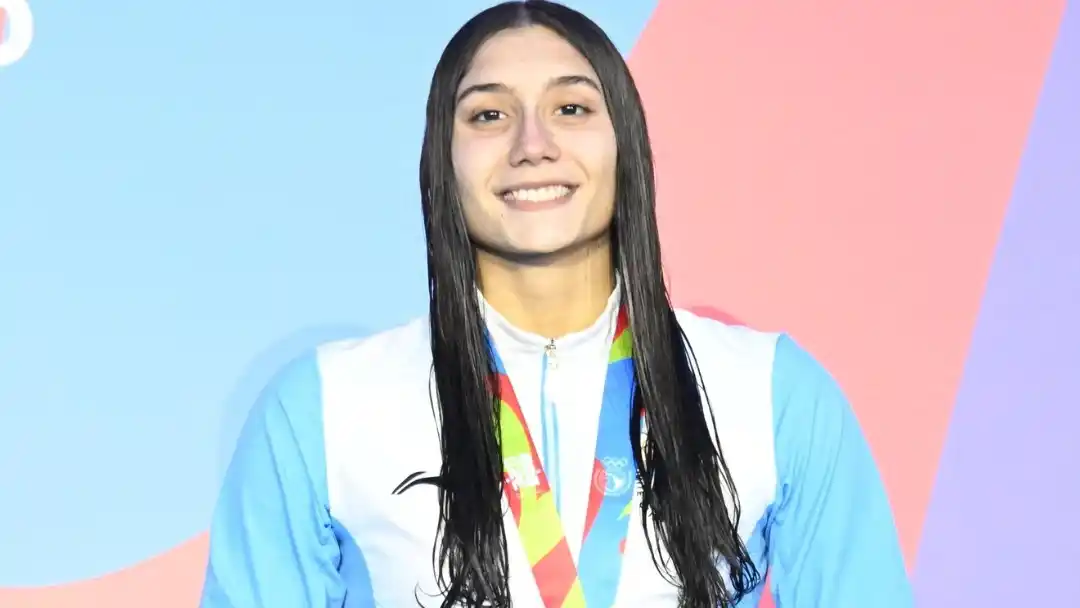 Guadalupe Angiolini posa con su medalla de bronce en los Juegos Suramericanos de la Juventud 2026