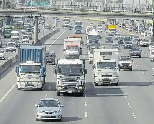 Restringirán la circulación de camiones en autopistas nacionales por el fin de semana largo