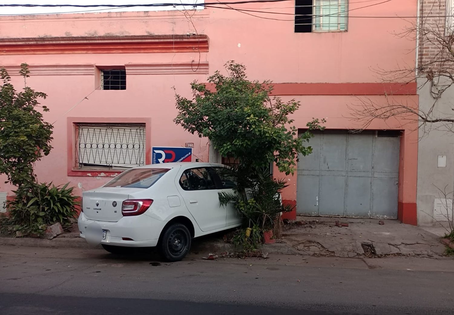 Siniestro en Gualeguaychú: Se emborrachó, perdió el control del auto y terminó estampado contra una vivienda