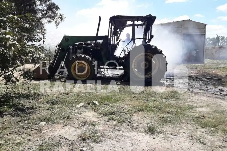 Bomberos locales asistieron un incendio en un campo: se habría prendido fuego un tractor