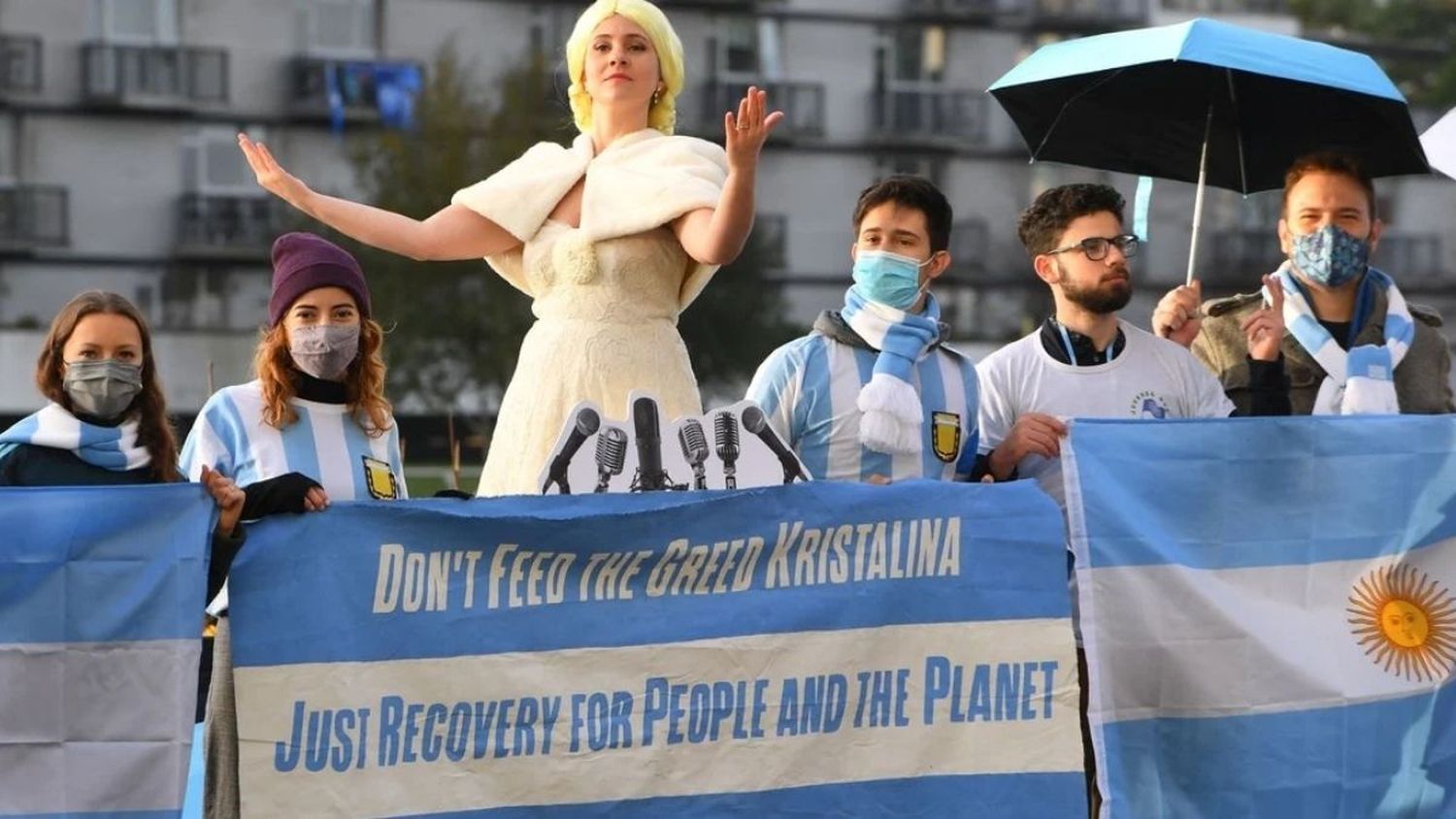 Evita “apareció” en la cumbre climática y pidió canje ecológico de la deuda argentina