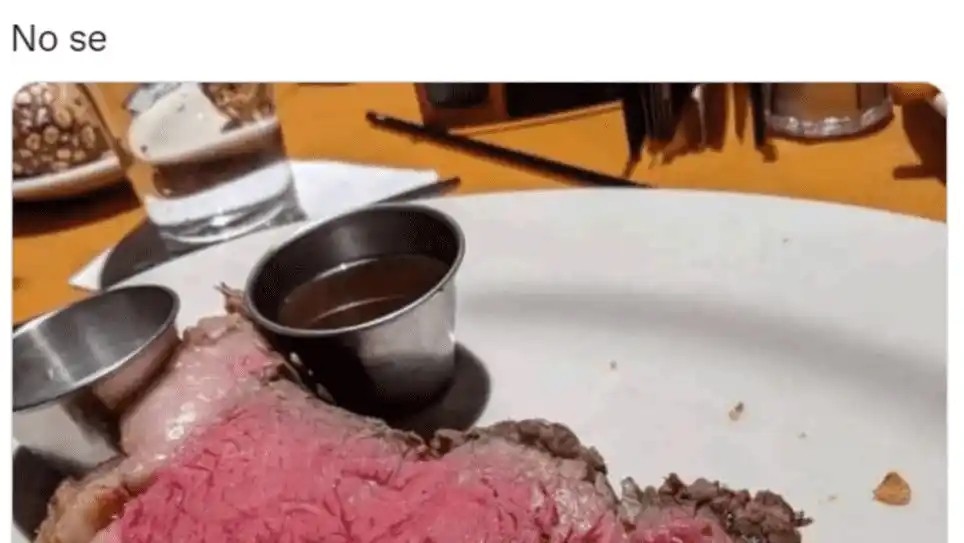 Le sirvieron lomo crudo en un restaurante y publicó la foto con un chiste brillante