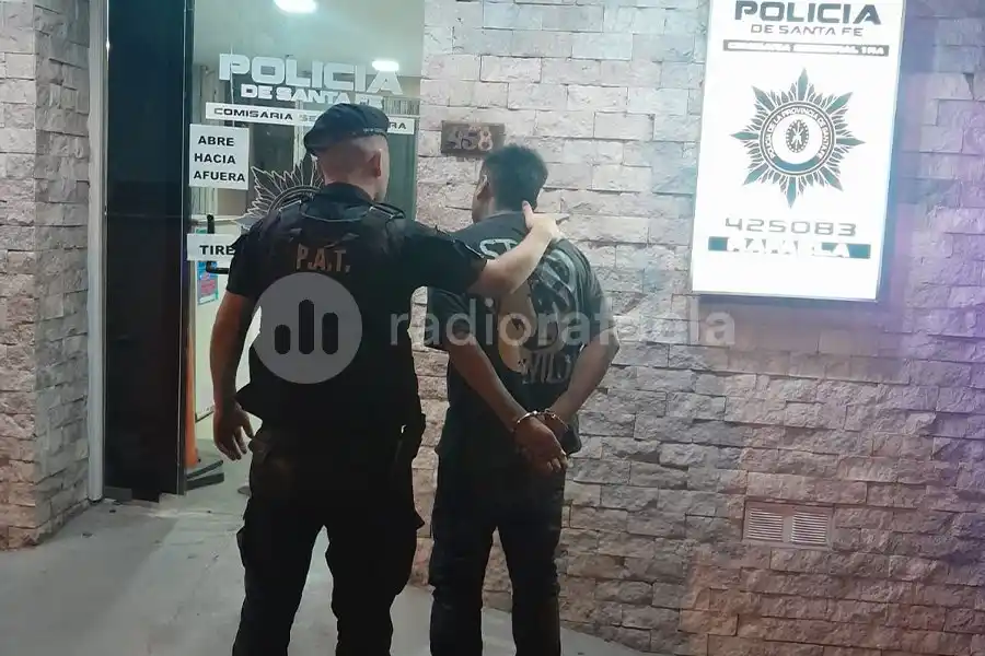 Le rompió la moto y la amenazó con un arma de fuego 