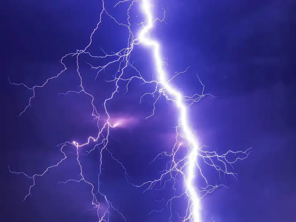 Fue alcanzado por un rayo y murió adelante de la esposa y en plena la luna de miel