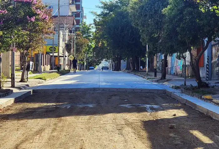 Con la obra paralizada, los adoquines dividen a los vecinos entre la historia y el deterioro